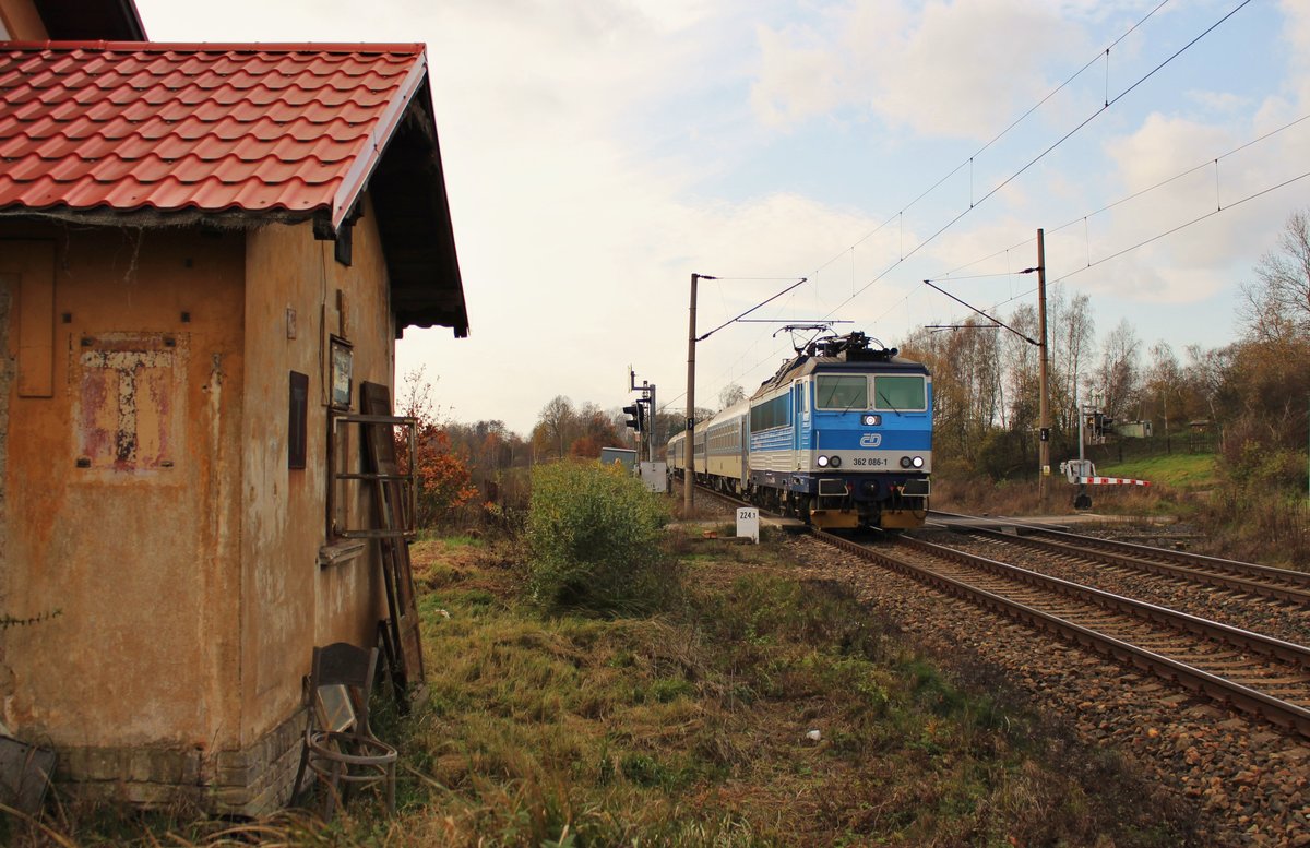 362 086-1 mit R 613 Svatava zu sehen am 02.11.17 in Chotikov.