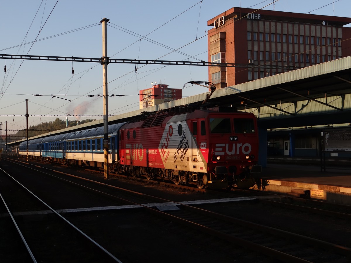 362 086-1 steht am 02.10.13 im Sonnenaufgang im Bahnhof Cheb. 