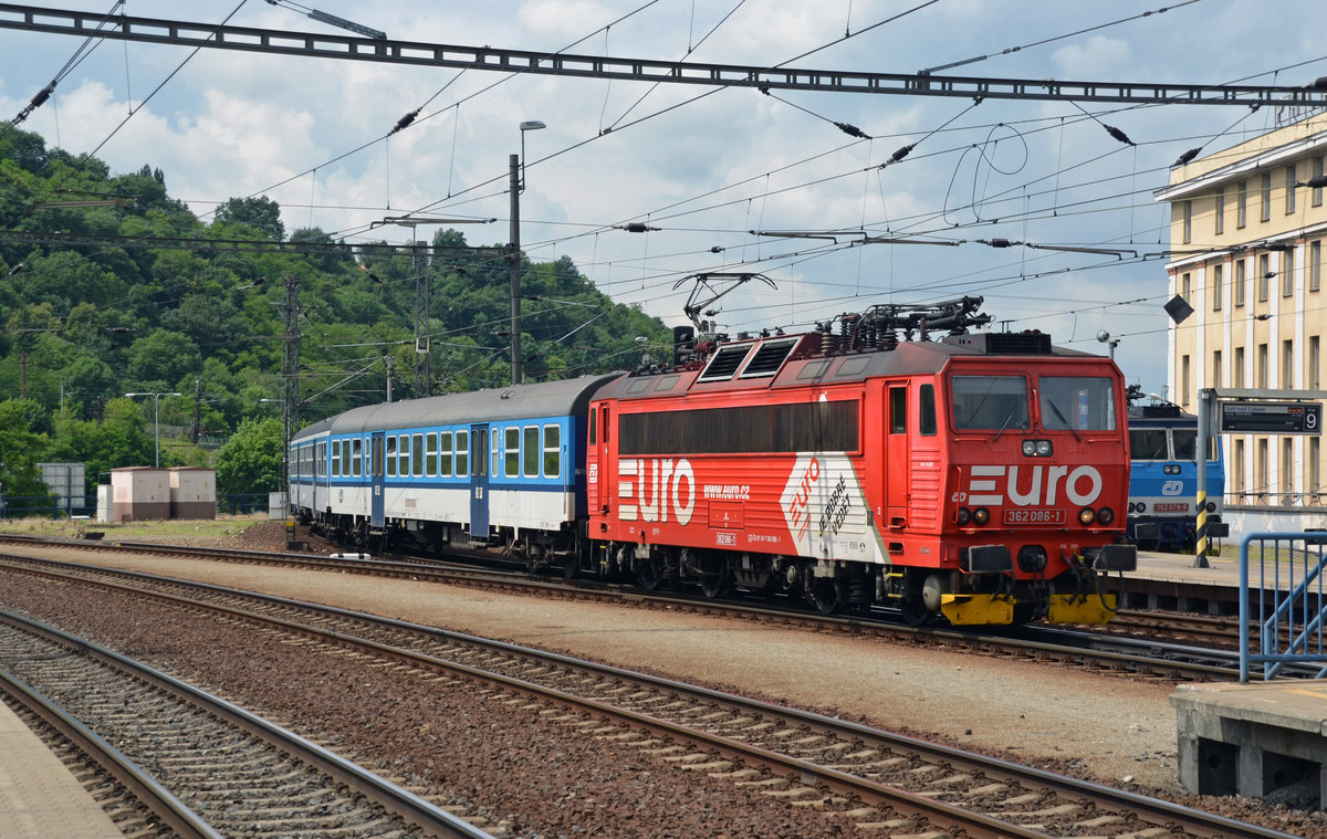 362 086 beförderte am 14.06.16 die Os 6805 von Kadan-Prunerov nach Decin. Aus Richtung Zapad trifft sie hier in Usti nad Labem ein.