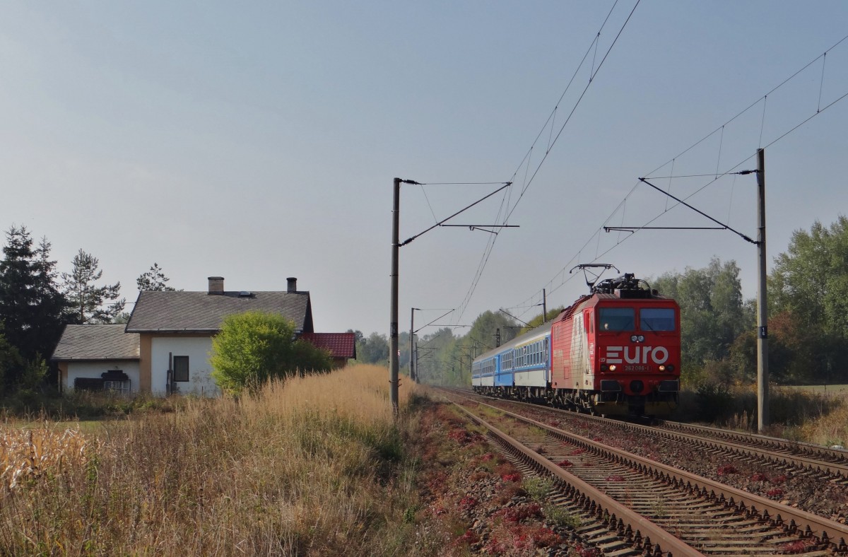 362 086 mit dem Schellzug nach Prag, zusehen am 08.10.13 in Chotkov 
