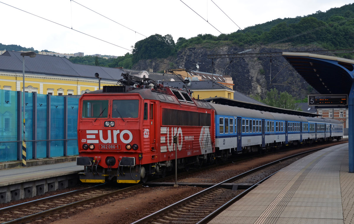 362 086 stezte sich am 14.06.16 in Usti nad Labem an die von 704 008 bereitgestellte Wagengarnitur. Anschließend verließ sie Usti nad Labem als Sp 1694 nach Cheb.