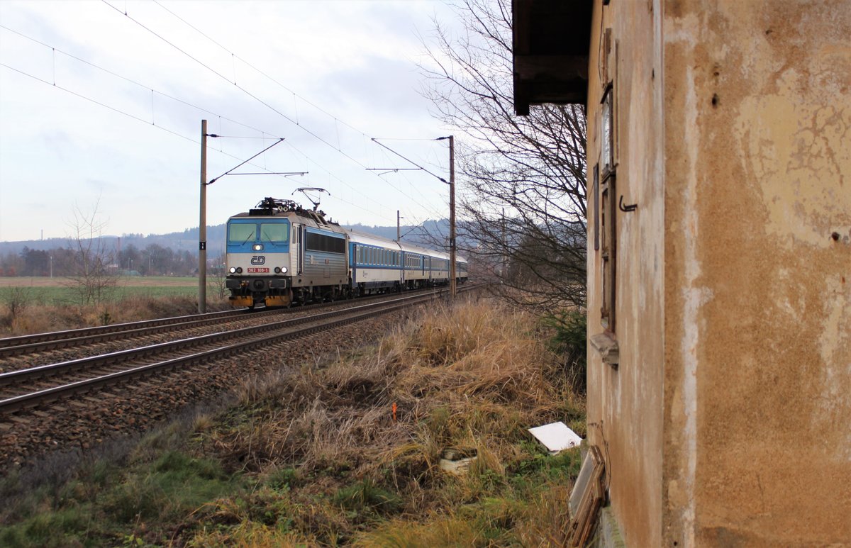 362 109 zu sehen mit dem R 614 am 20.12.19 in Chotikov.