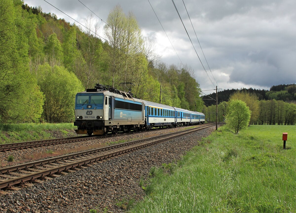 362 115-8 als R 603 war am 22.05.21 bei Kynšperk nad Ohří zu sehen.