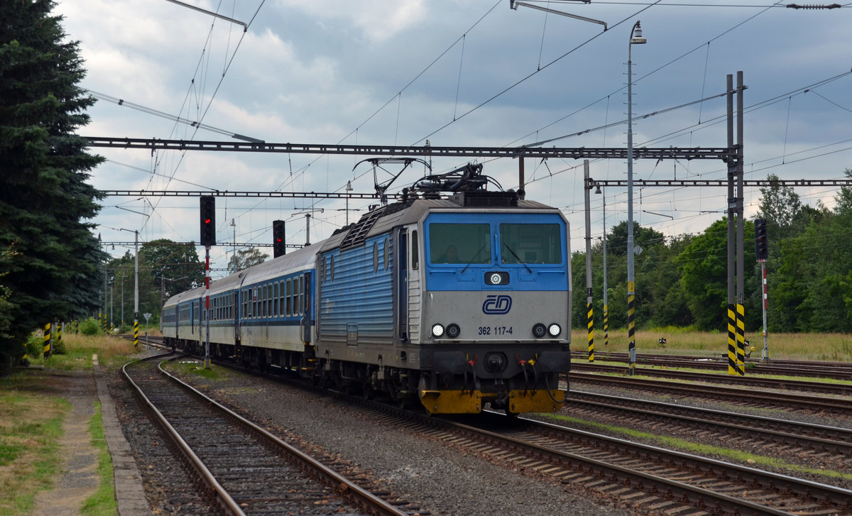 362 117 passiert auf dem Weg von Cheb nach Usti nad Labem am 19.06.18 den Bahnhof Trsnice. In Usti wird sie den R 611 an eine andere Maschine übergeben welche ihn bis Prag bringen wird.
