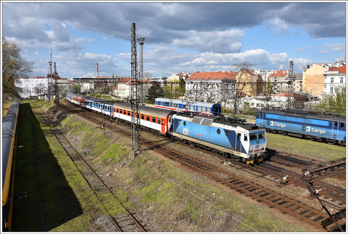 362 120-8 fährt in Praha-Smichov ein. (06.04.2017)