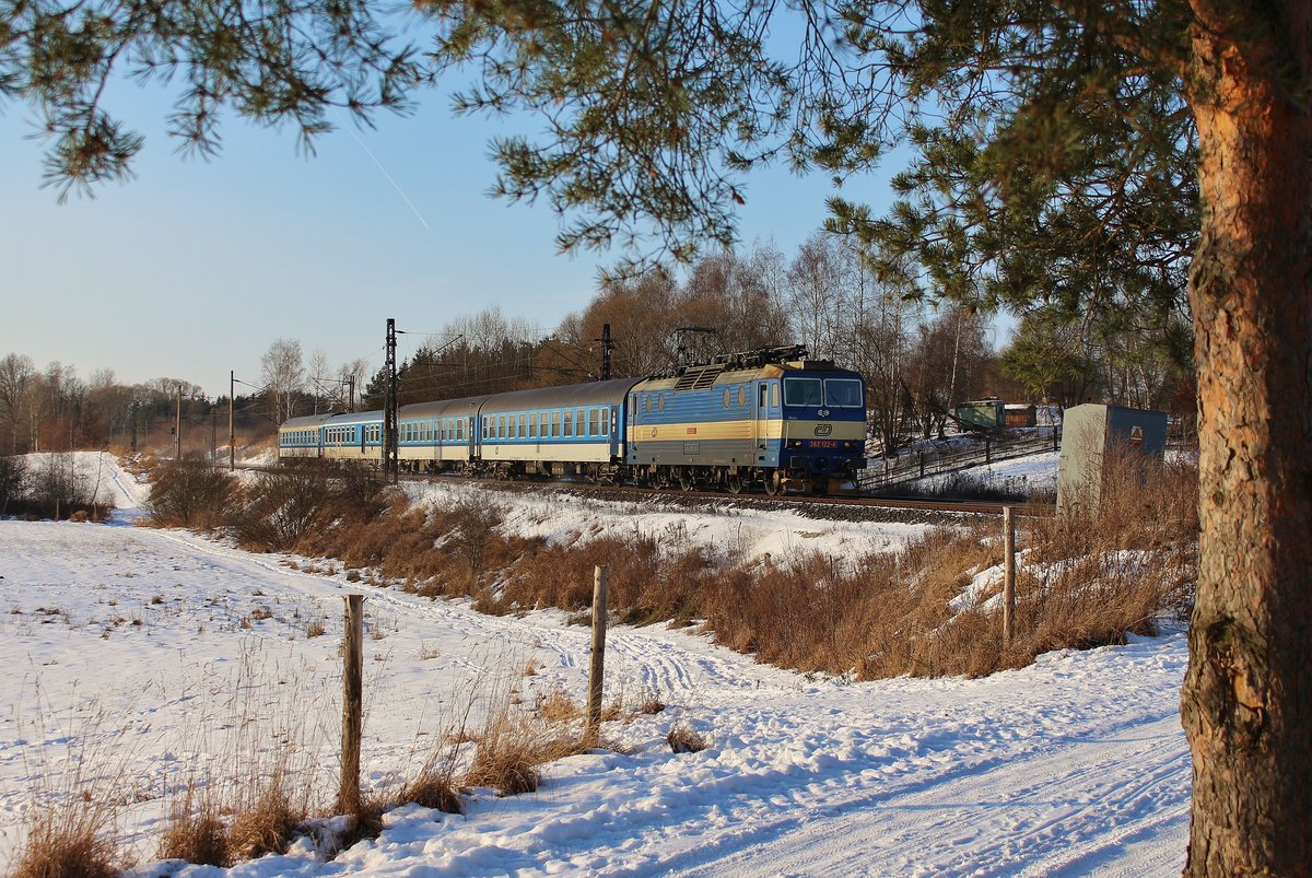 362 122-4 mit (R 613) am 18.01.17 in Chotikov.