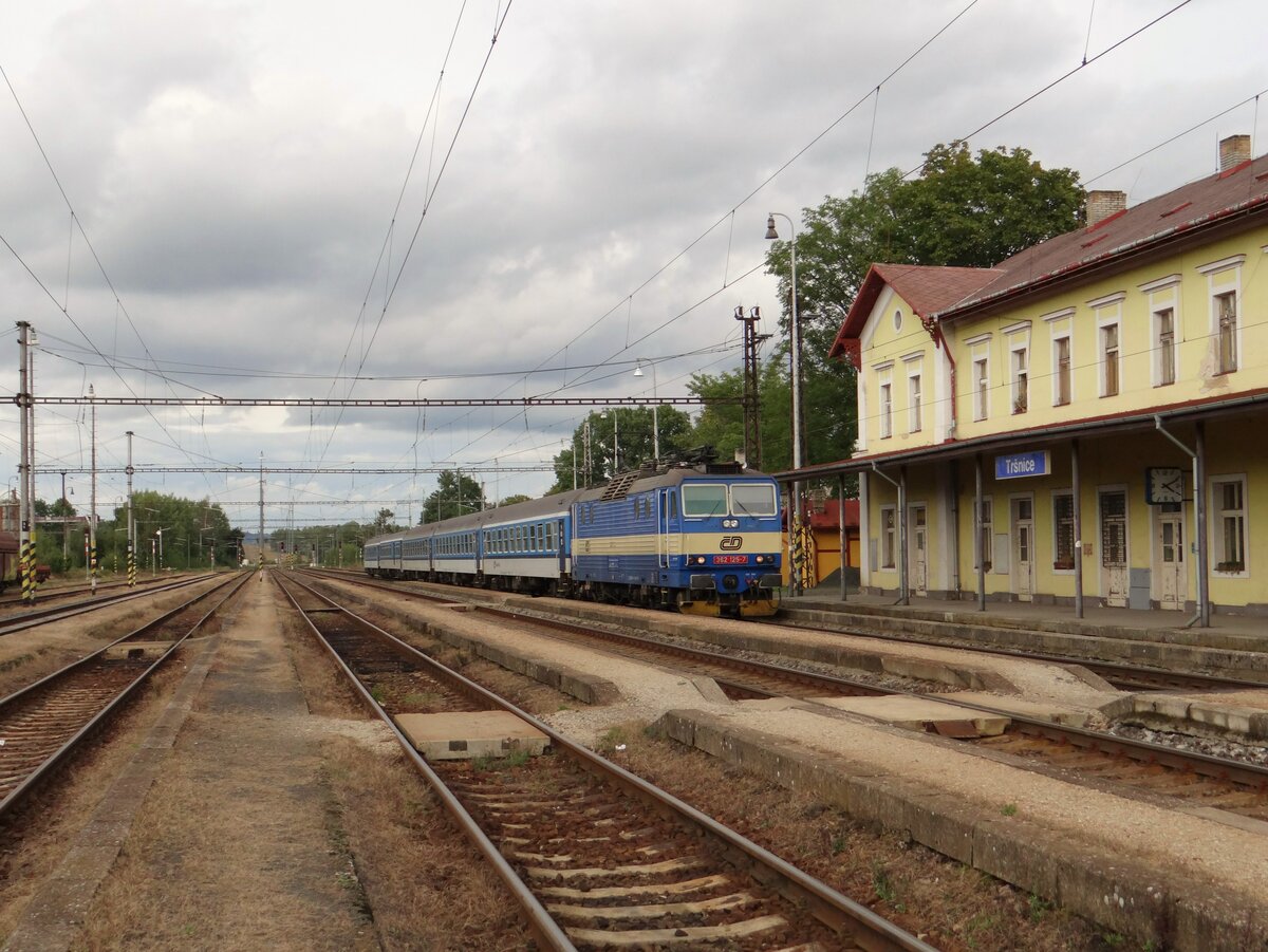 362 125-7 fuhr am 18.09.15 mit einem R ab Tršnice nach Cheb. 