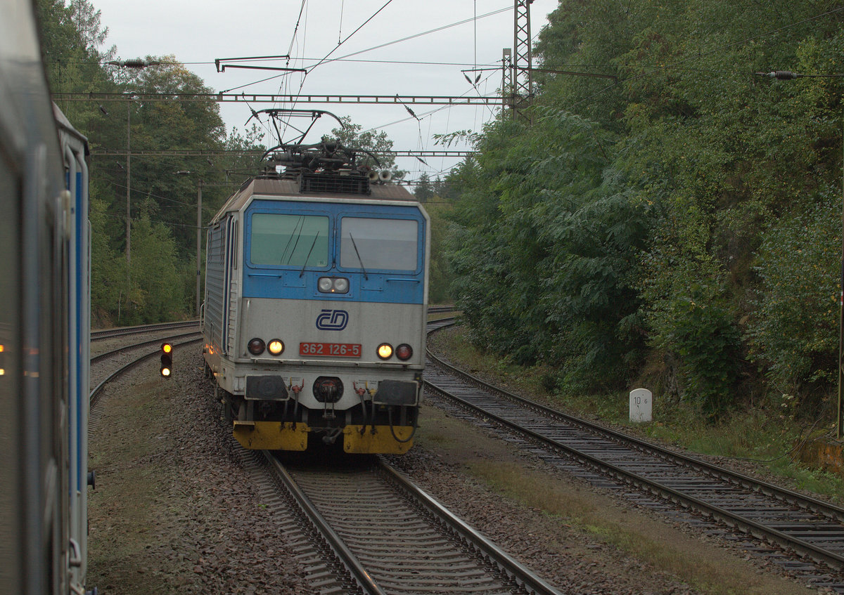 362 126-5 mit einem Schnellzug Richtung České Budějovice.23.09.2018 10:04 Uhr.