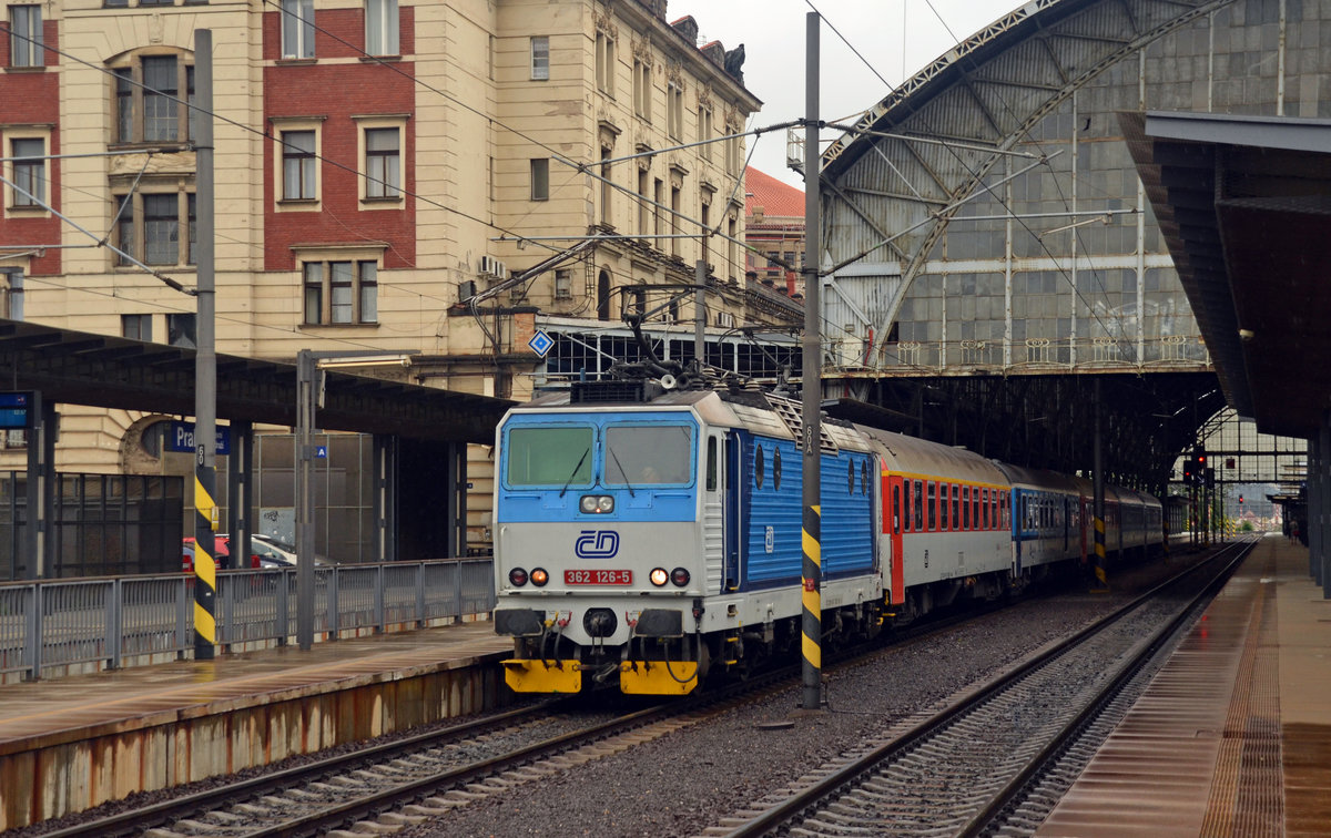 362 126 wartet am 15.06.16 mit dem R 981 nach Brno in Prag Hbf auf die Abfahrt.