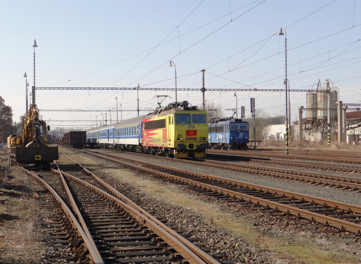 362 127-3 fährt am 18.03.15 mit einem R durch Tršnice.