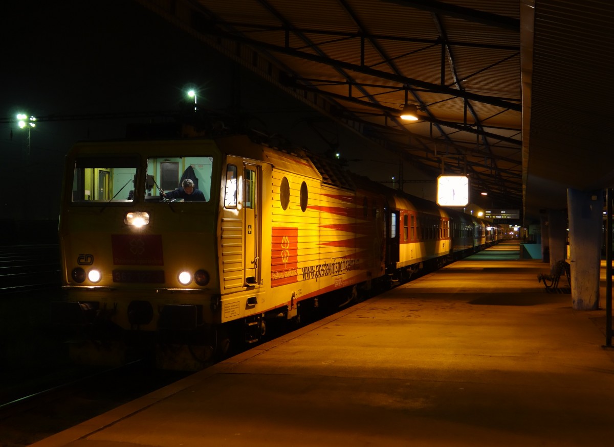 362 127-3 zu sehen am 22.11.14 Abend in Cheb mit dem Zug nach Košice.