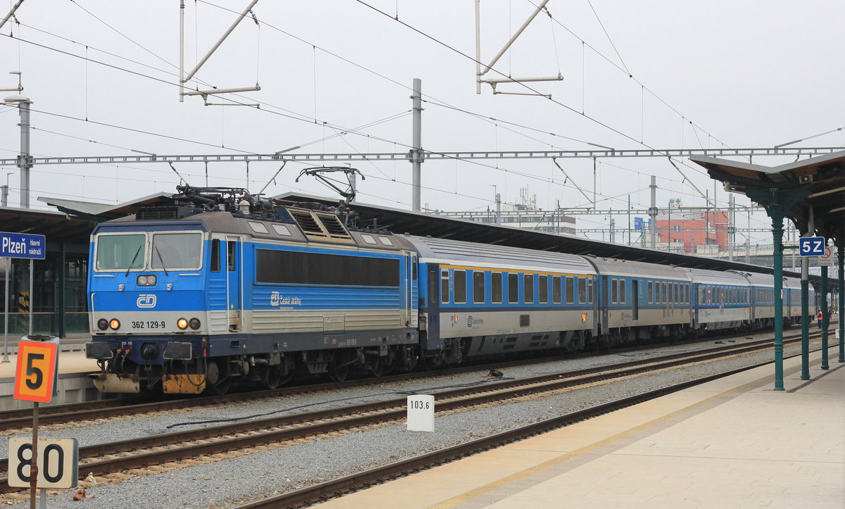 362 129 mit IC bei der Einfahrt in Plzeň hlavní nádraží am 24.11.2019. 