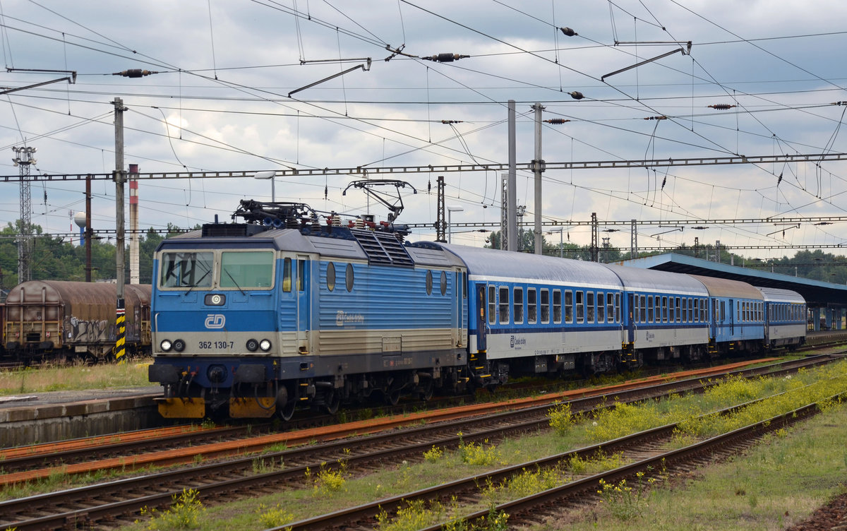 362 130 verlässt mit dem R 613 nach Praha den Bahnhof Cheb. Die Knödelpresse wird ihren Zug bis Usti nad Labem bringen und dort zur Weiterbeförderung übergeben.