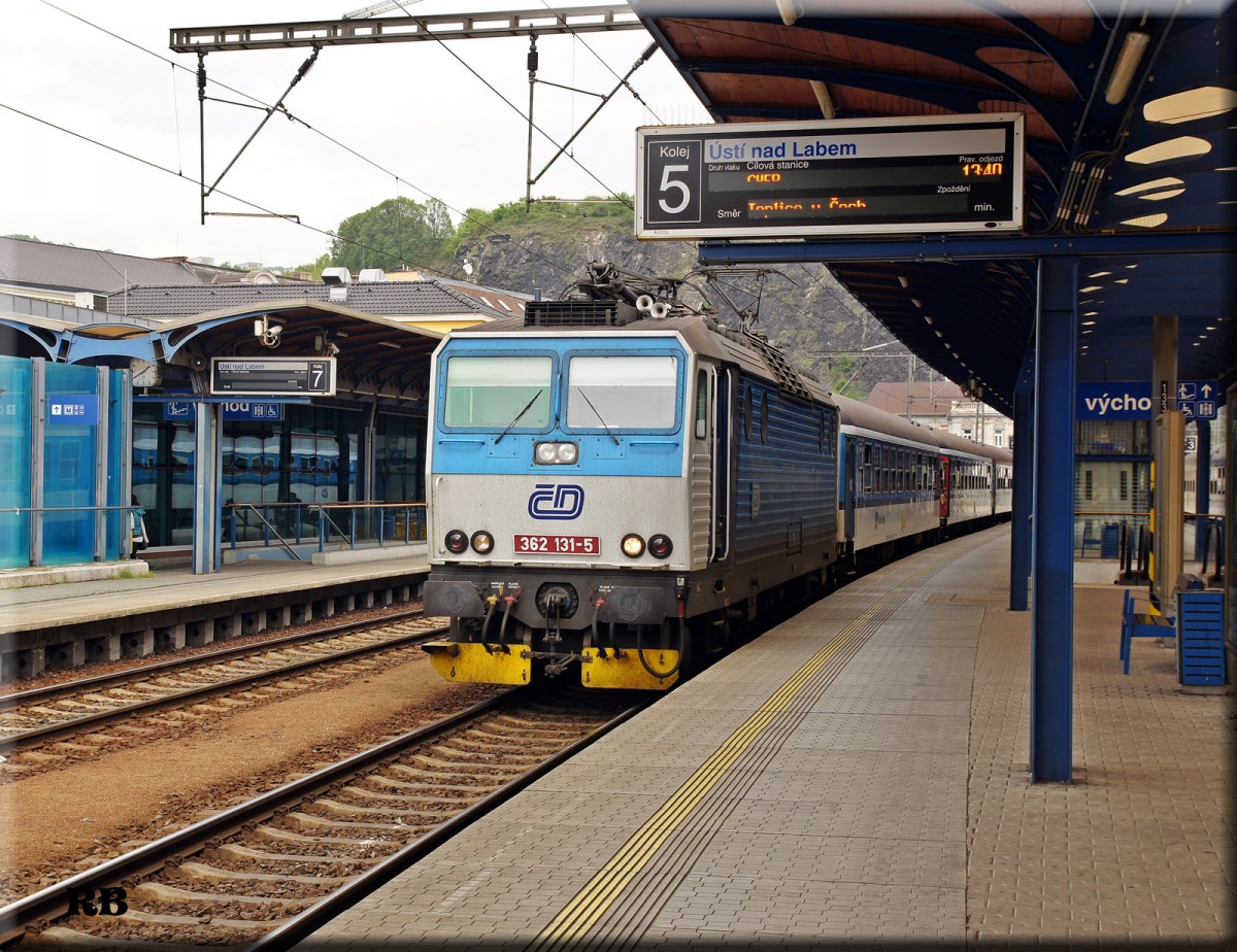 362 131 wartet im Bahnhof von Usti nad Labem hl.n. auf die Abfahrt nach Cheb. 06.05.2015