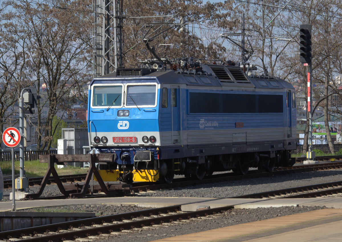 362 158-8 sonnt sich abgestellt in Praha hln., 29.04.2016, 15:56 Uhr