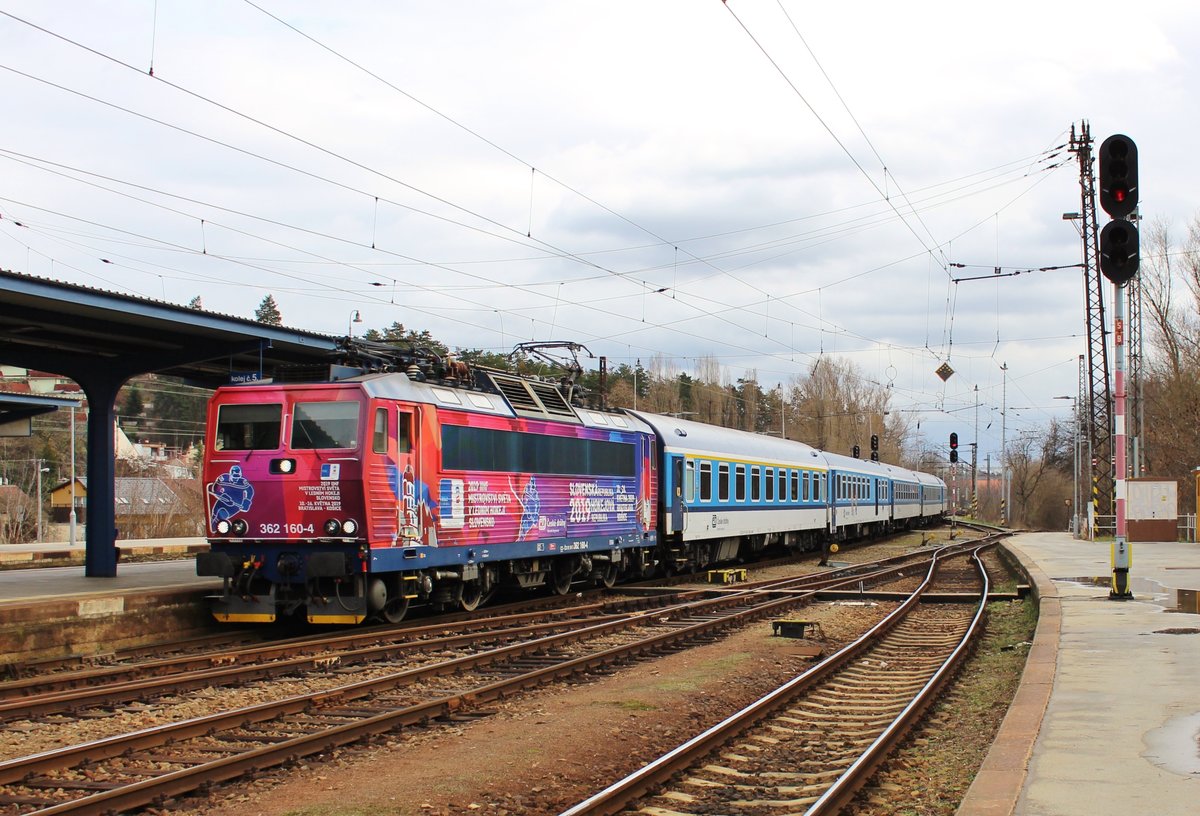 362 160-4 bei der Einfahrt mit dem R 838 am 16.03.19 in Brno-Královo Pole.