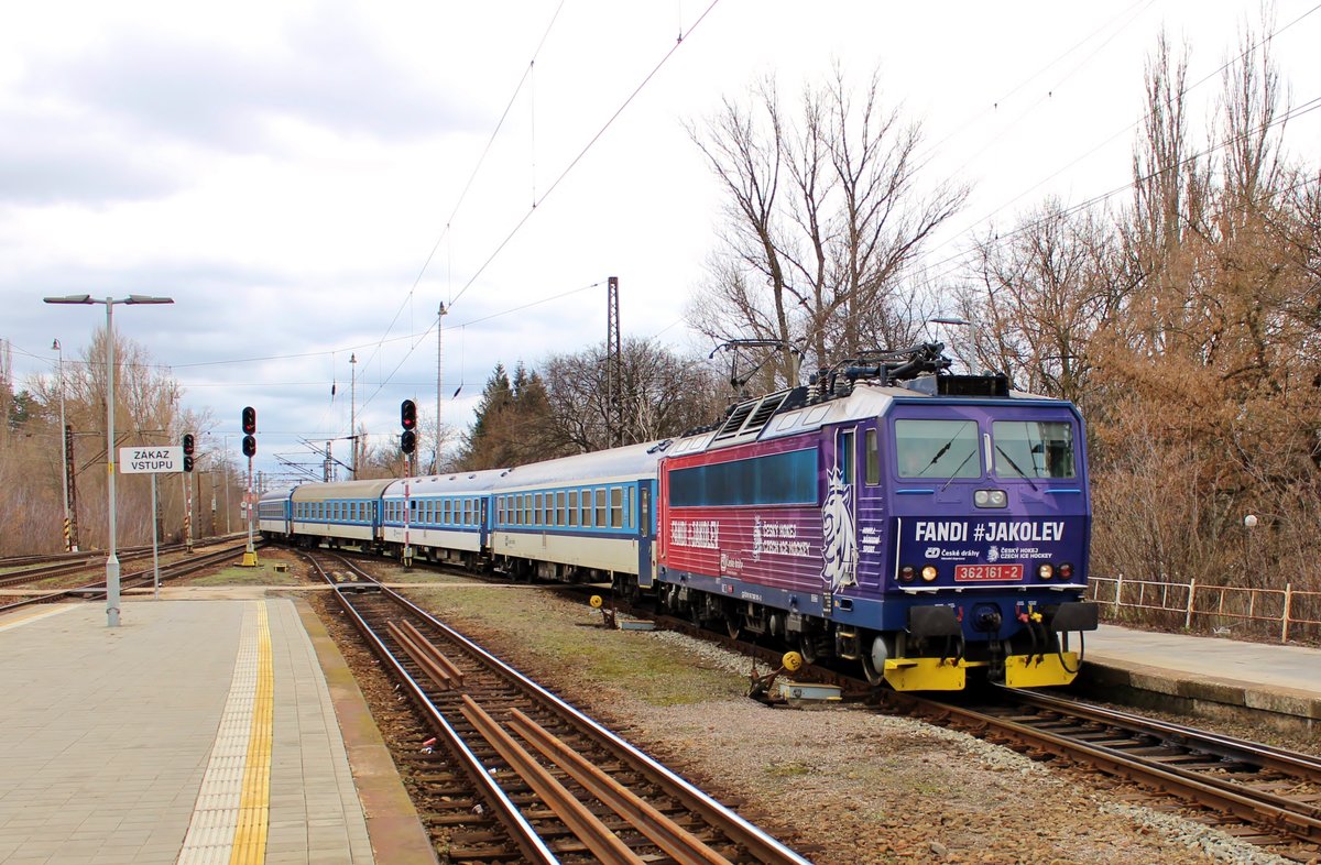 362 161-2 bei der Einfahrt mit dem R 910 am 16.03.19 in Brno-Královo Pole.