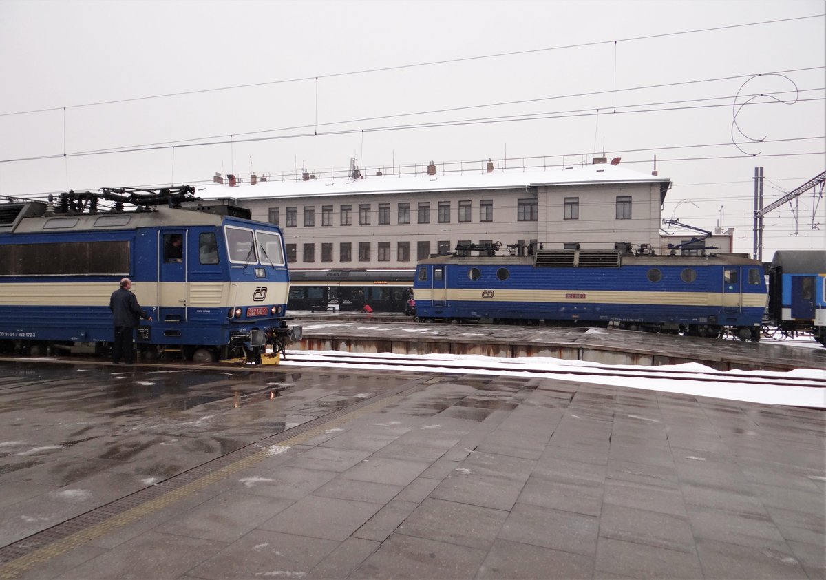 362 170-2 und 362 168-7 zu sehen am 23.01.16 in Praha hl.n.