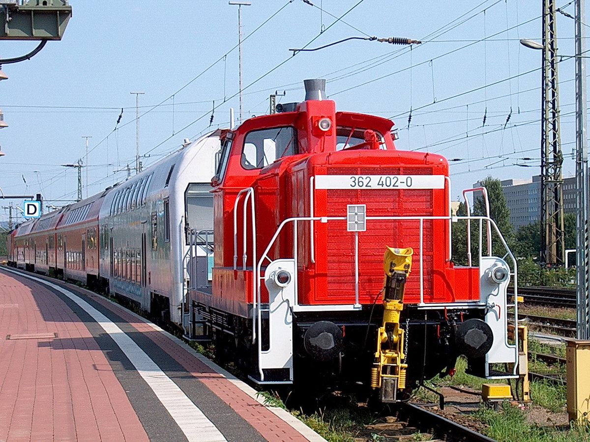 362 402 (DB 260) hat Doppelstockwagen unterschiedlicher Farbgebung und Bauart an eine BR 143 geschoben, Dresden Hbf, 06.08.2003