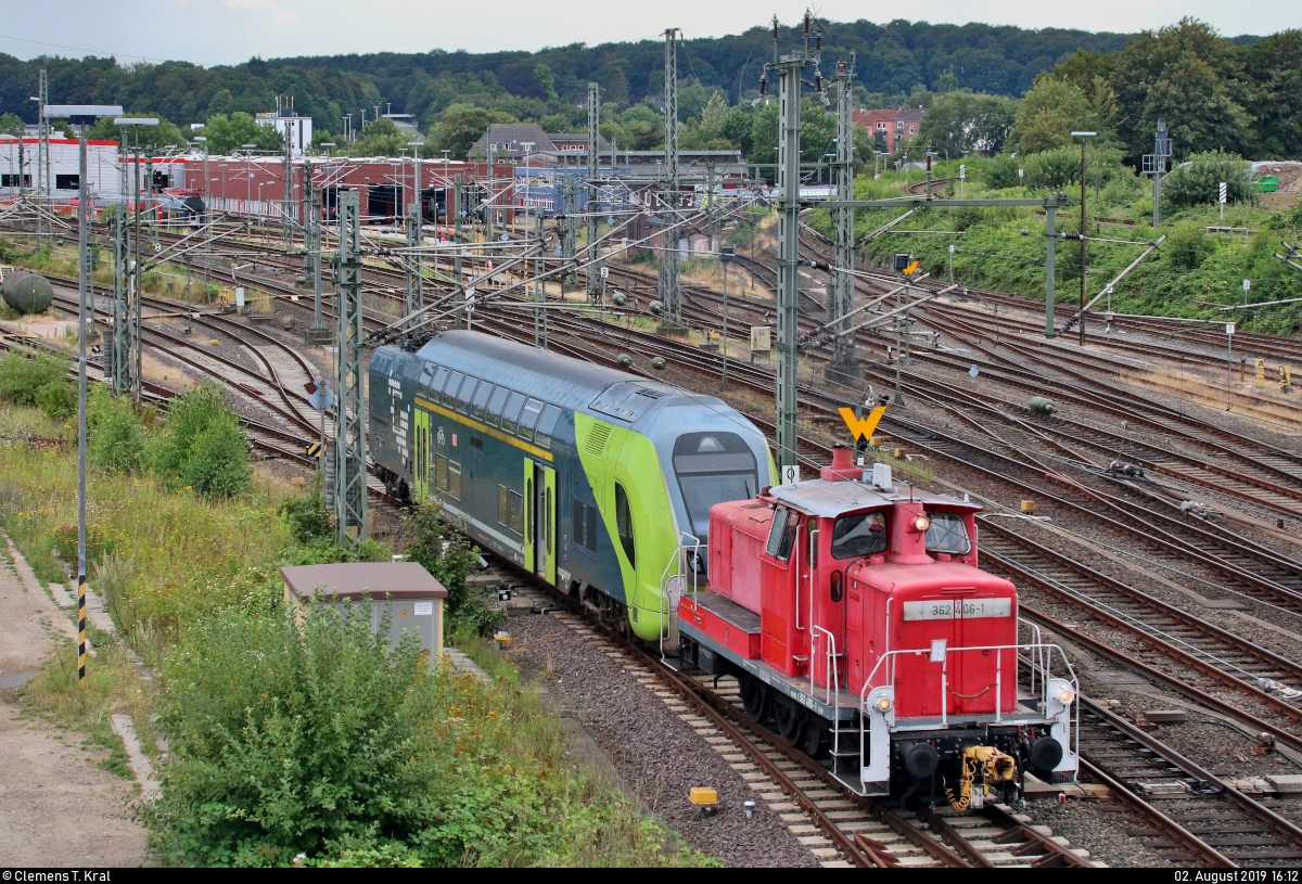 362 406-1 (DB V 60) DB rangiert mit einem 445 (Bombardier Twindexx Vario) von DB Regio Schleswig-Holstein (DB Regio Nord) in der Abstellgruppe von Kiel Hbf.
Aufgenommen von der Gablenzbrücke.
[2.8.2019 | 16:12 Uhr]