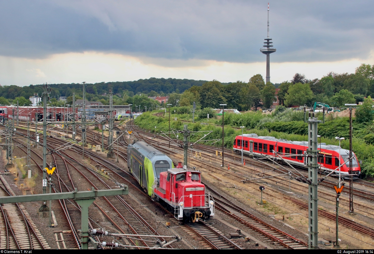 362 406-1 (DB V 60) DB rangiert mit einem 445 (Bombardier Twindexx Vario) von DB Regio Schleswig-Holstein (DB Regio Nord) in der Abstellgruppe von Kiel Hbf.
Im Hintergrund ist der Fernmeldeturm Kiel zu sehen.
Aufgenommen von der Gablenzbrücke.
[2.8.2019 | 16:14 Uhr]