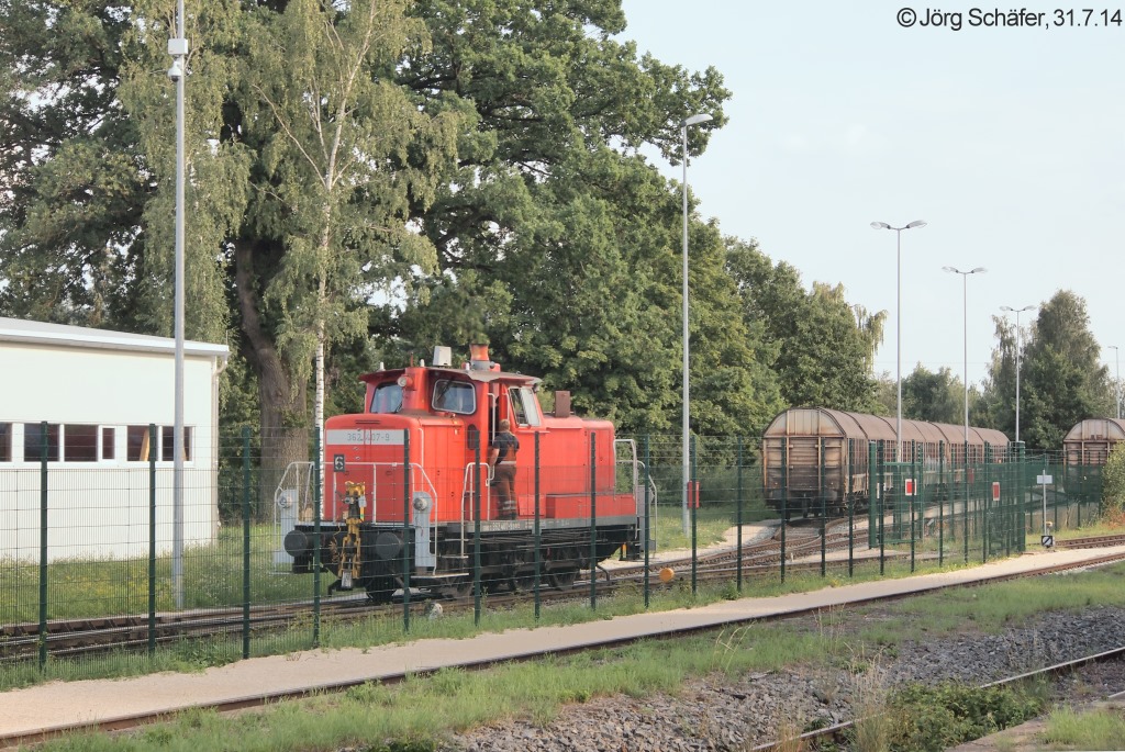 362 407 rangierte am 31.7.14 in Wassertrüdingen die Güterwagen in den Gleisanschluss der Firma Schwarzkopf, während V 100 1365 am südlichen Zugende wartete. 