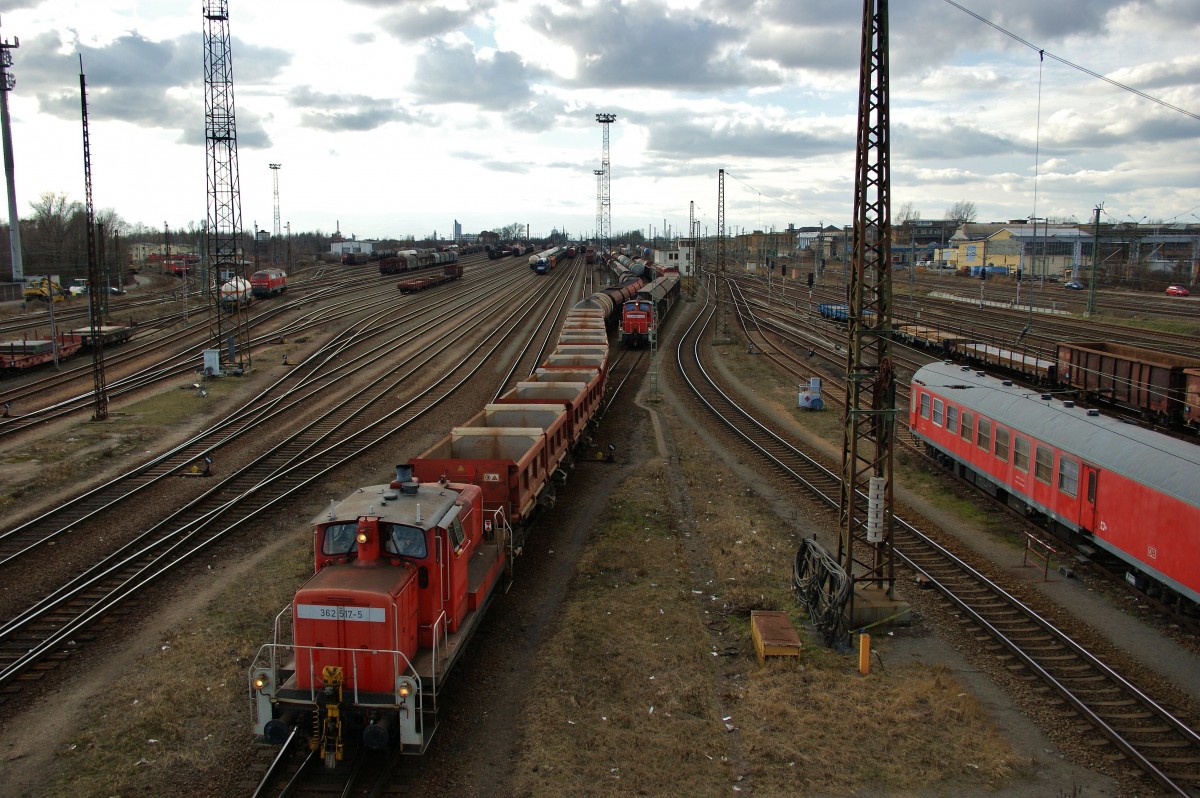 362 517-5 beim Rangieren im Engelsdorfer Güterbahnhof am 22.02.14.