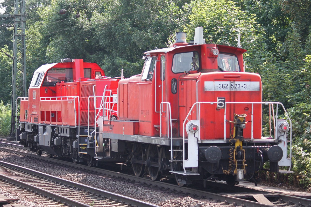 362 523 am 29.7.13 mit 261 055 in Hamburg-Harburg.