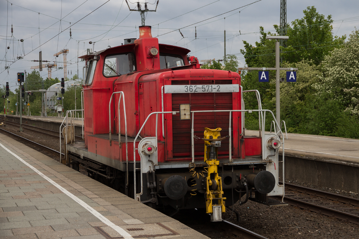 362 571-2 auf einer Rangierfahrt in Hamburg Altona, am 17.05.2019.