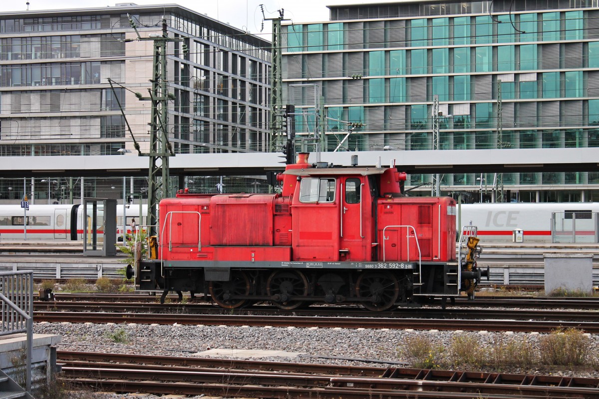 362 592-8 am 23.10.2014 abgstellt im Stuttgarter Hauptbahnhof und wartet auf ihren nächsten Einsatz.