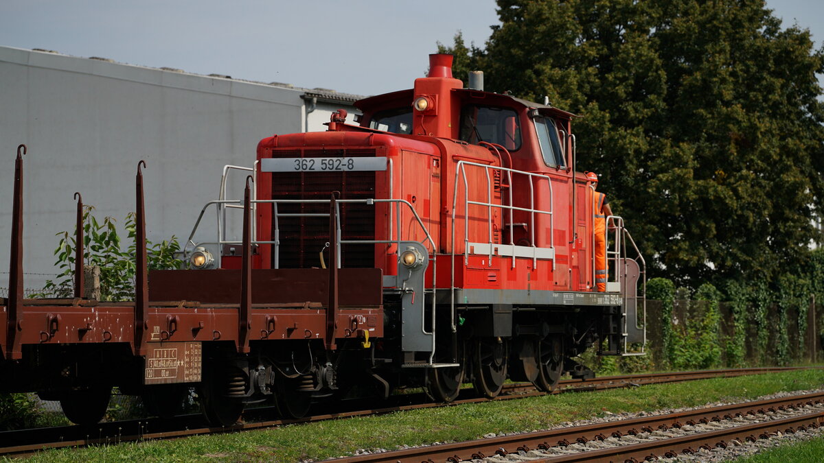 362 592-8 war am 7. September 2021 auf den Gleisen der Industriebahn Ludwigsburg unterwegs. Hier kam sie gerade aus den Hallen der Gebr. Lotter KG und war auf dem Wege zurück, zum Rangierbahnhof Kornwestheim.
