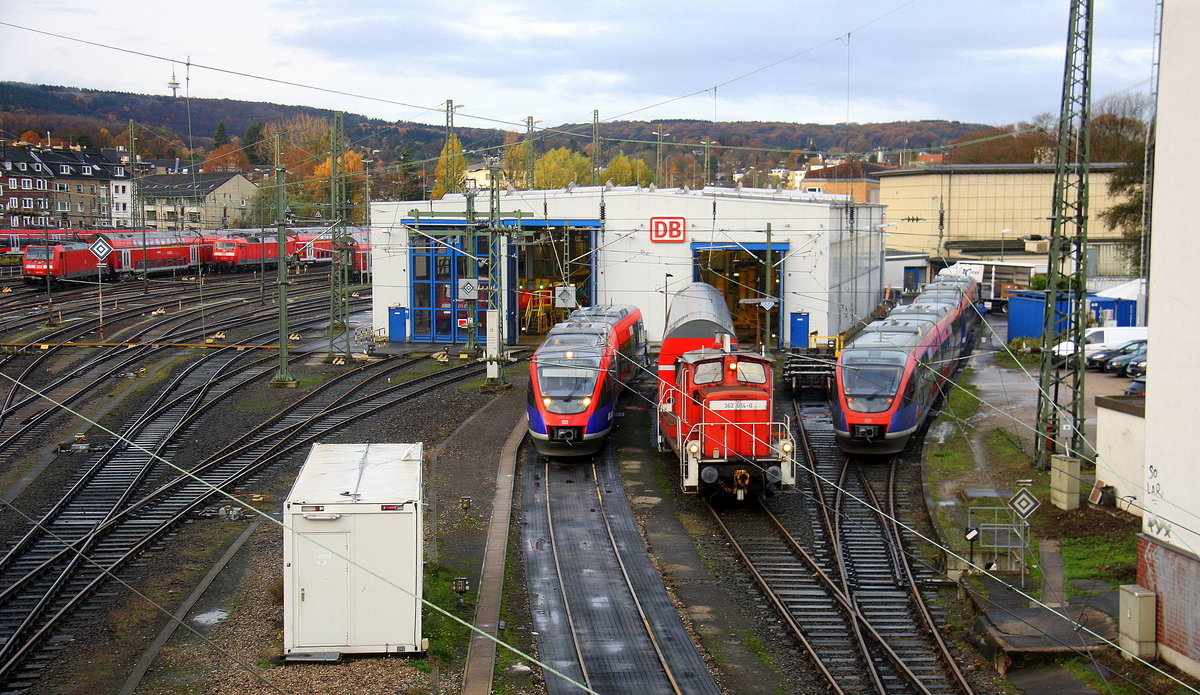 362 614-0 DB rangiert mit einem Doppelstockwargen in das Bahn werk von Aachen-Hbf.
Aufgenommen von der Burtscheider Brücke.
 Bei Sonnenschein und Wolken am Kalten Morgen vom 18.11.2016.