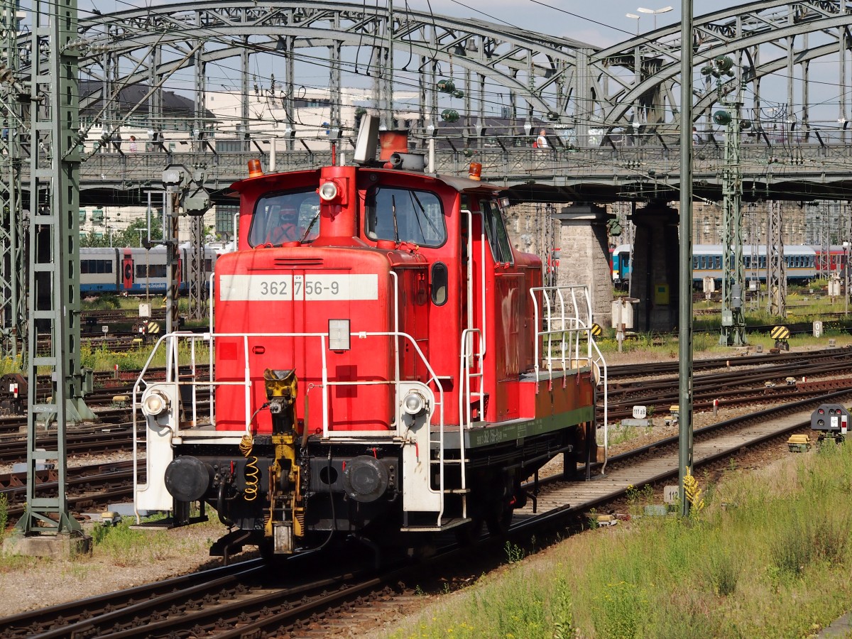 362 756 rangiert am 12.06.14 von der Vorstellgruppe Süd zum Münchner Hbf.