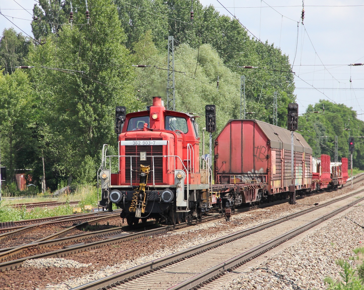 362 903-7 mit einer kleinen Übergabe bei der Durchfahrt von Leipzig-Thekla. Aufgenommen am 12.07.2013.