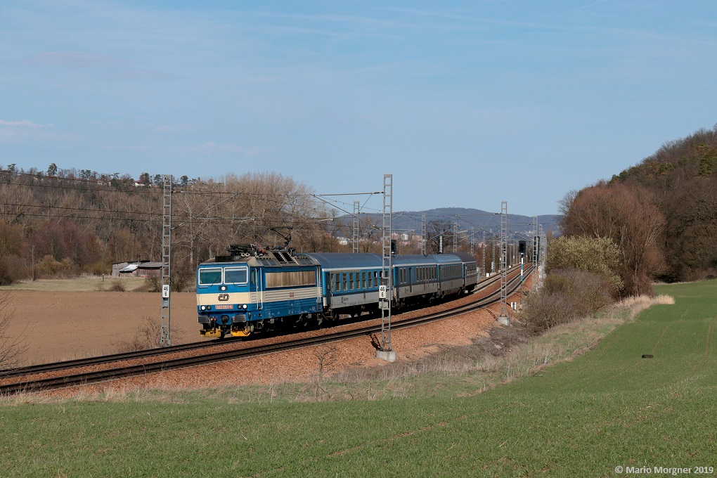 362.060 mit den Rx 766 Praha hl.n. - Plzeň hl.n. unterwegs bei Zdice, 17.03.2019