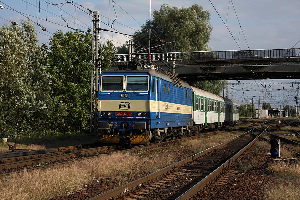 362173 fährt mit einem Os nach Prag am 13.9.2009 aus Kutna Hora aus.
