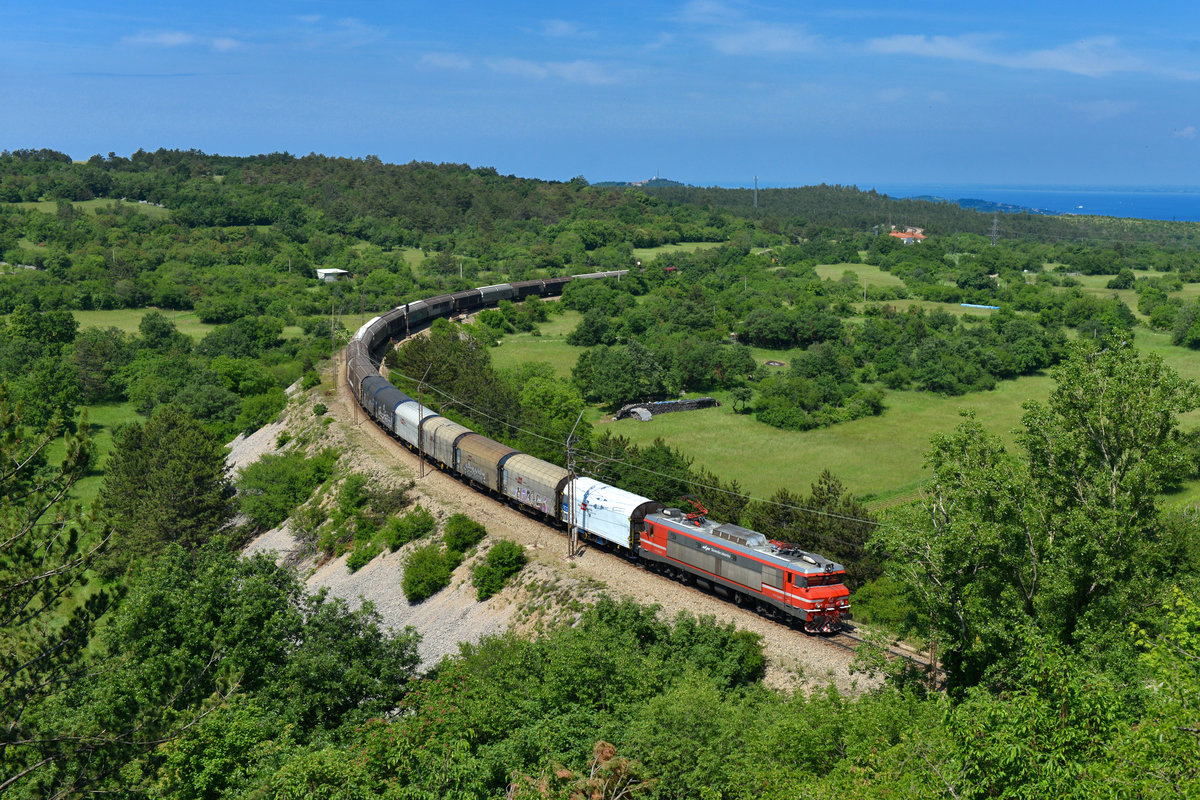 363 004 mit einem Güterzug am 26.05.2018 bei Crnotice.