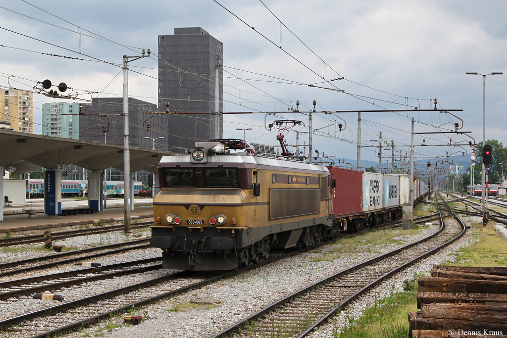 363 005 durchfährt mit einem Containerzug am 03.05.2014 Ljubljana.