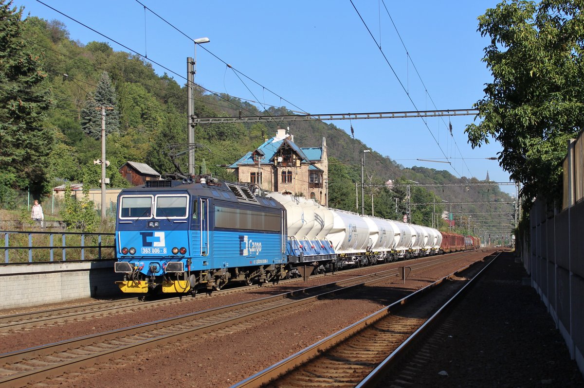 363 006 zu sehen am 21.09.19 mit einem Mischer bei Ústí nad Labem. Foto entstand vom Bahnübergang!