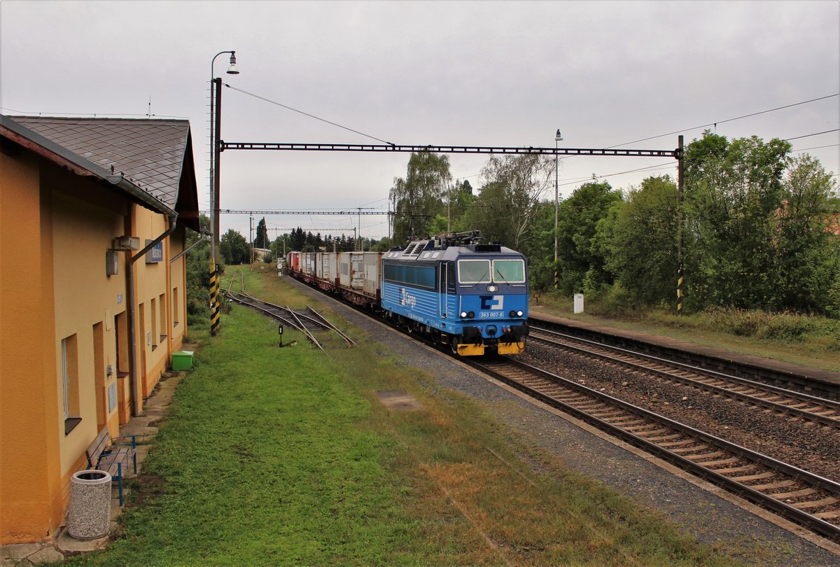 363 007-6 fuhr am 29.08.20 mit einem Mischer durch Nebanice.