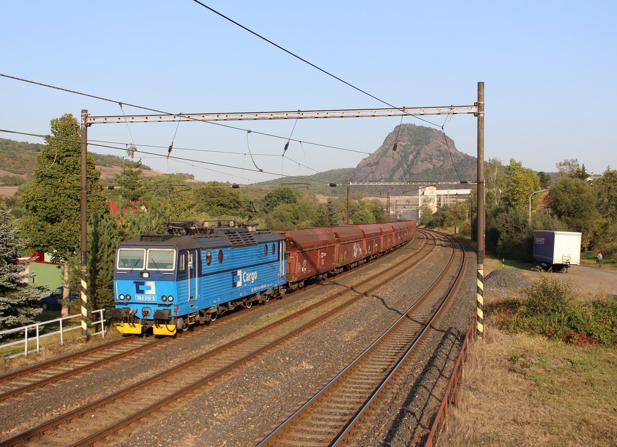 363 010-0 fuhr mit einem Kohlenzug am 21.09.20 durch Želenice n.Bílinou. Bild entstand von der Fußgängerbrücke!