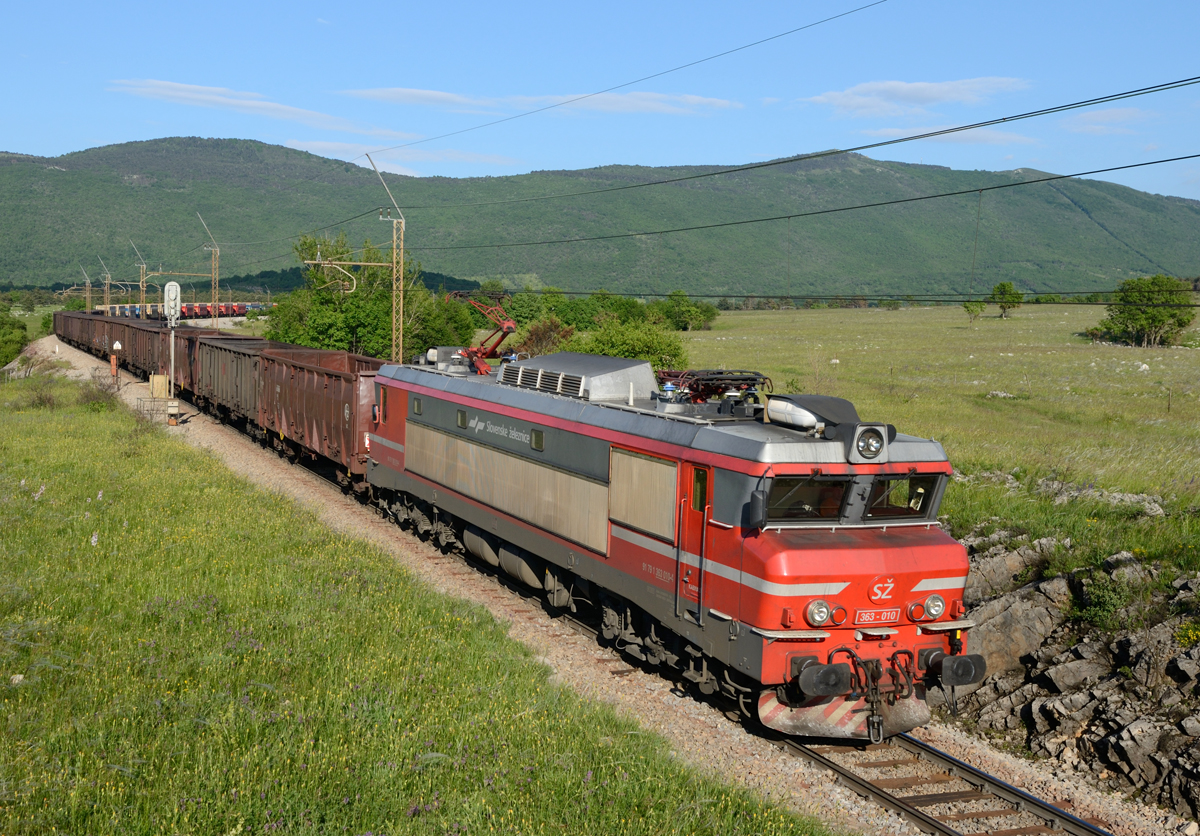 363 010  Briźita  rollte am Abend des 29.Mai 2017 die mit bis zu 25 ‰ Gefälle Gefälle aufweisenden  Koper-Rampe in Richtung Adriahafen hinunter und wurde wenige  Augenblicken vor Erreichen des Bahnhofs Crnotice fotografiert