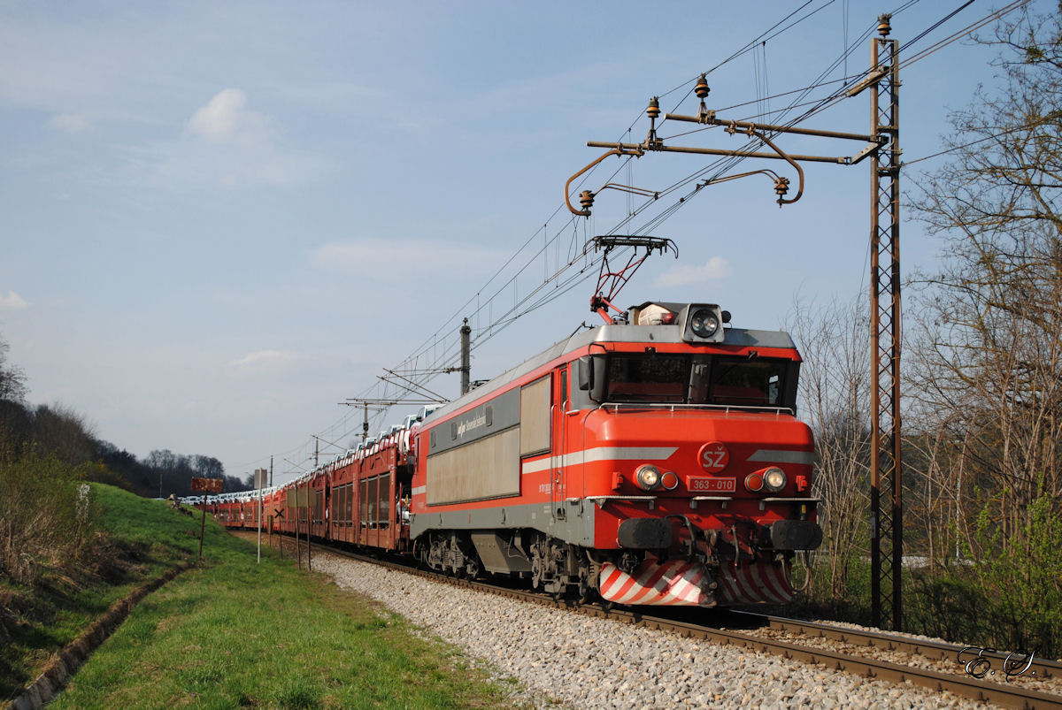 363-010 passiert gerade mit einem Güterzug die Staatsgrenze zwischen Österreich und Slowenien südlich von Spielfeld - Strass. (22.03.2014)