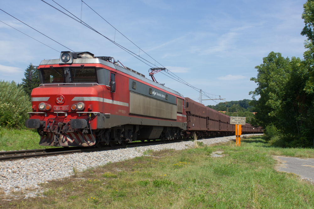 363 015 auf der Fahrt nach Koper Luka mit dem leeren Erzgangzug von Leoben Donawitz. Das Foto entstand kurz nach der Staatsgrenze, aufgenommen am 29. Juni 2014.