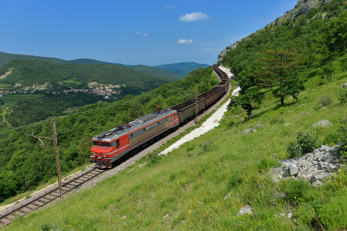 363 017 mit einem Güterzug am 24.05.2018 bei Hrastovlje.