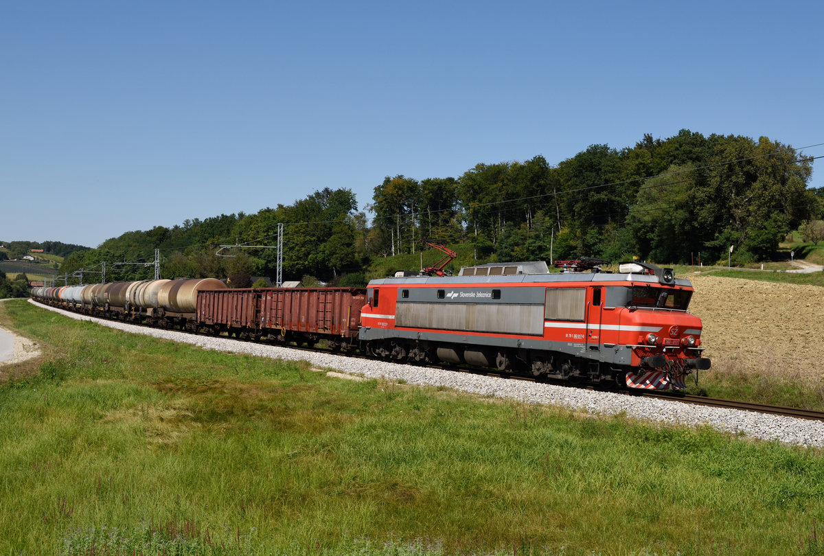 363 017 war am 05. September 2019 mit einem Güterzug aus Hodoš unterwegs nach Pragersko, und wurde von mir bei Libanja fotografiert.