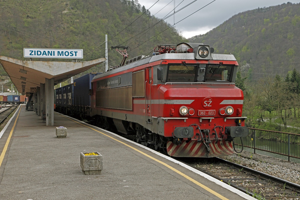 363-023 mit Güterzug in Zidani Most am 6.04.2017.