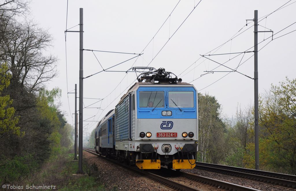 363 024 (CZ-CD 91 54 7 363 024-1) mit Os5910 von Havlíčkův Brod nach Kolín am 29.04.2013 bei Kolín