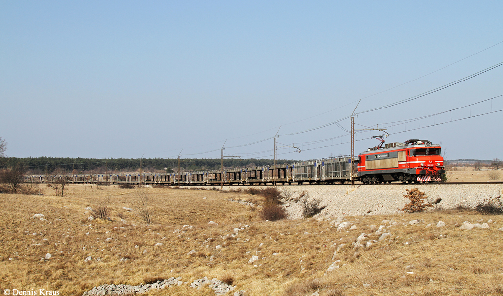 363 026 mit Güterzug am 15.03.2015 bei Crnotice.
