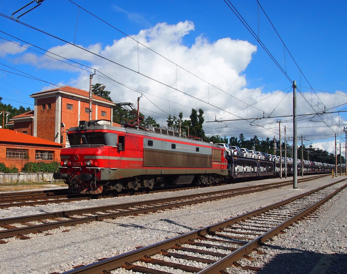 363 027 mit Güterzug im Bhf. Pivka am 11. 9. 2015